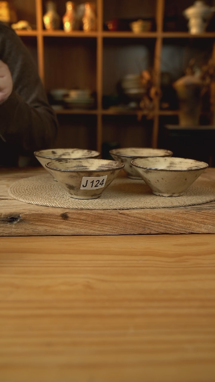 124奶咖色系列的斗笠米饭碗1个