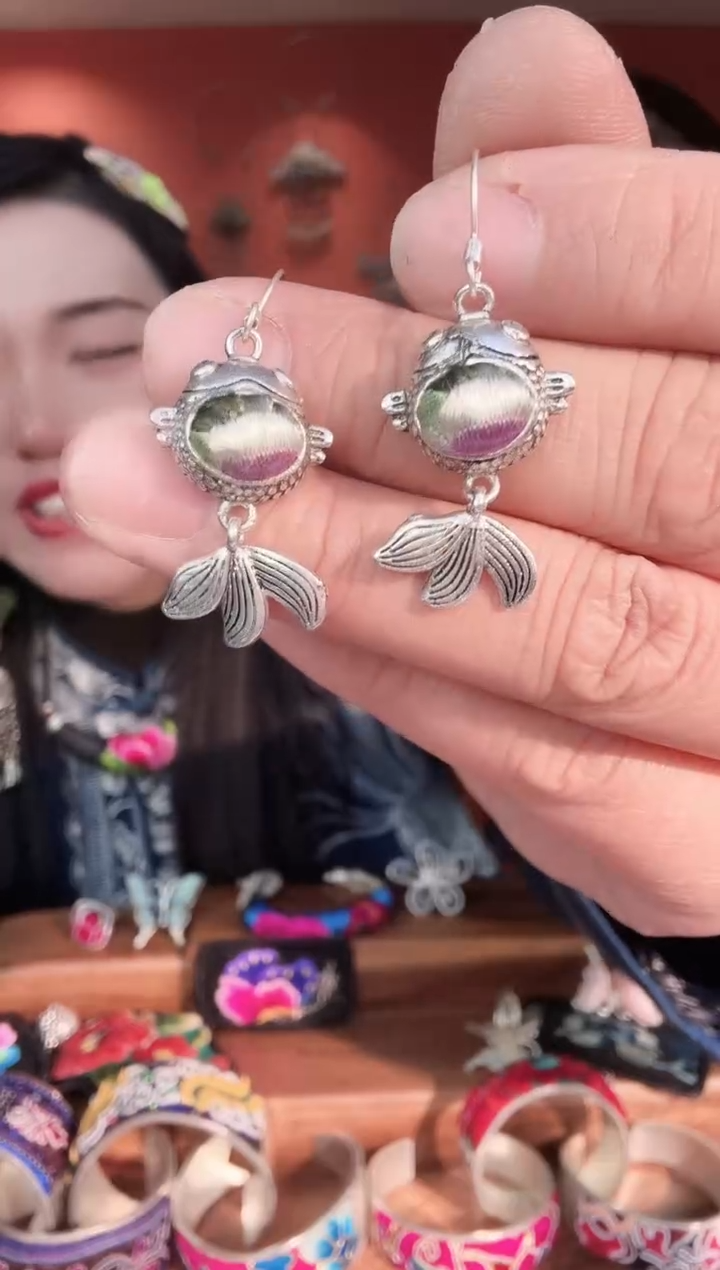 织绣非遗手工苗绣饰品27