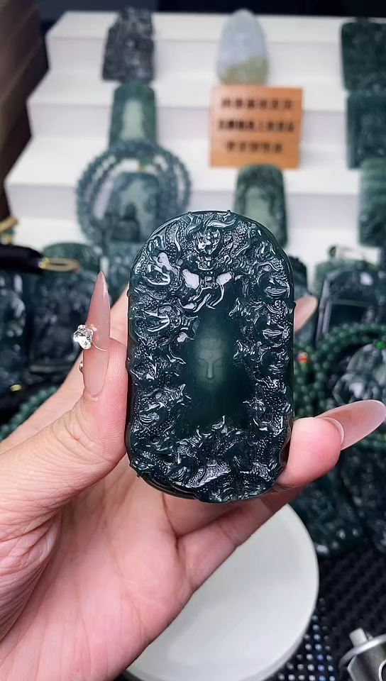 颈饰未镶嵌翡翠 