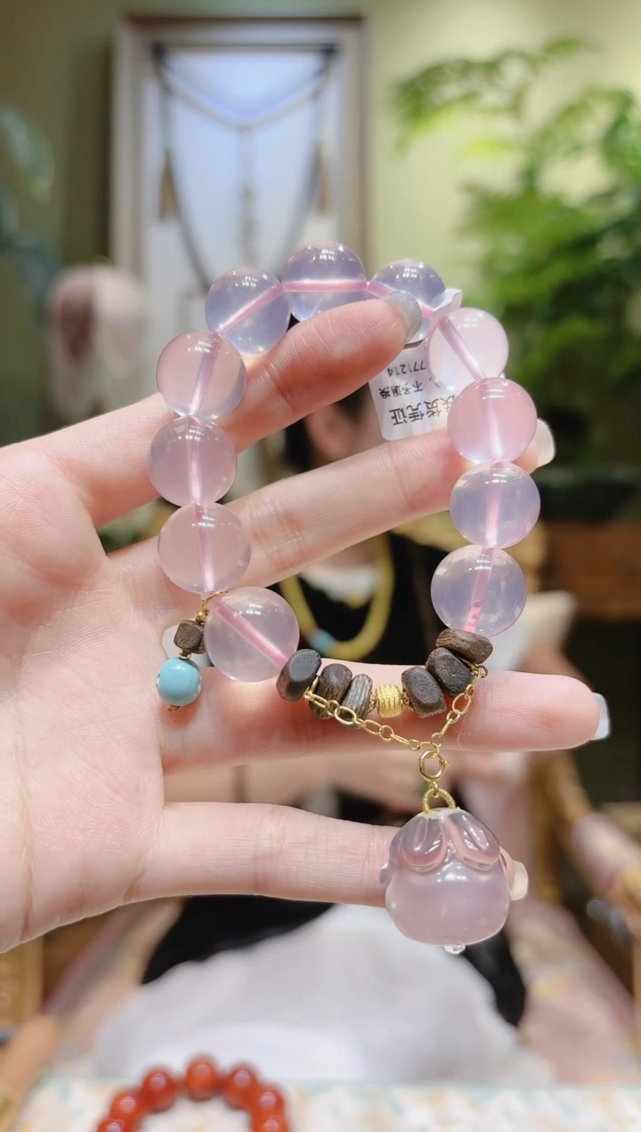 【闪购商品】水晶手串18K金镶嵌兔子提溜粉水晶手串