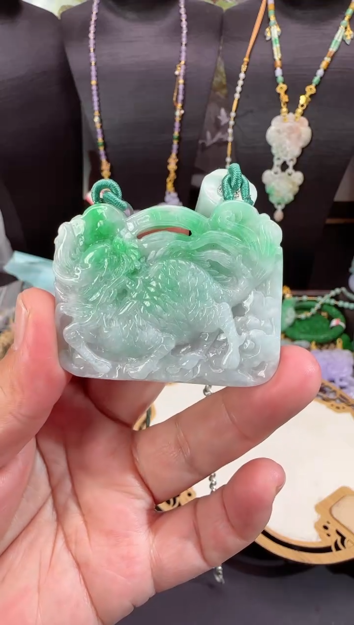 【闪购商品】翡翠颈饰未镶嵌牌子