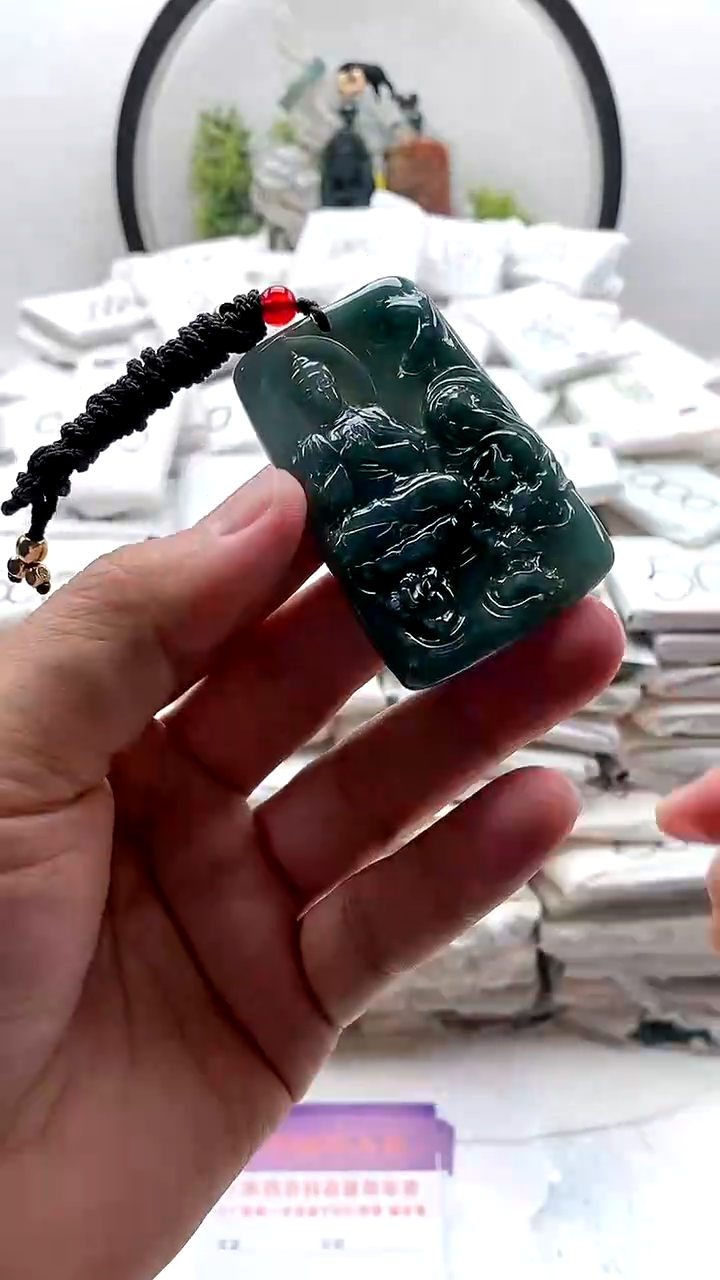 翡翠未镶嵌颈饰大日如来