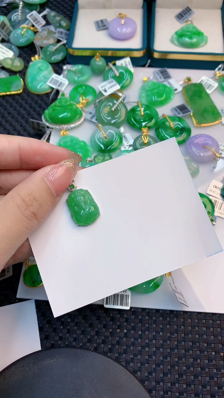 翡翠18K金镶嵌颈饰           8