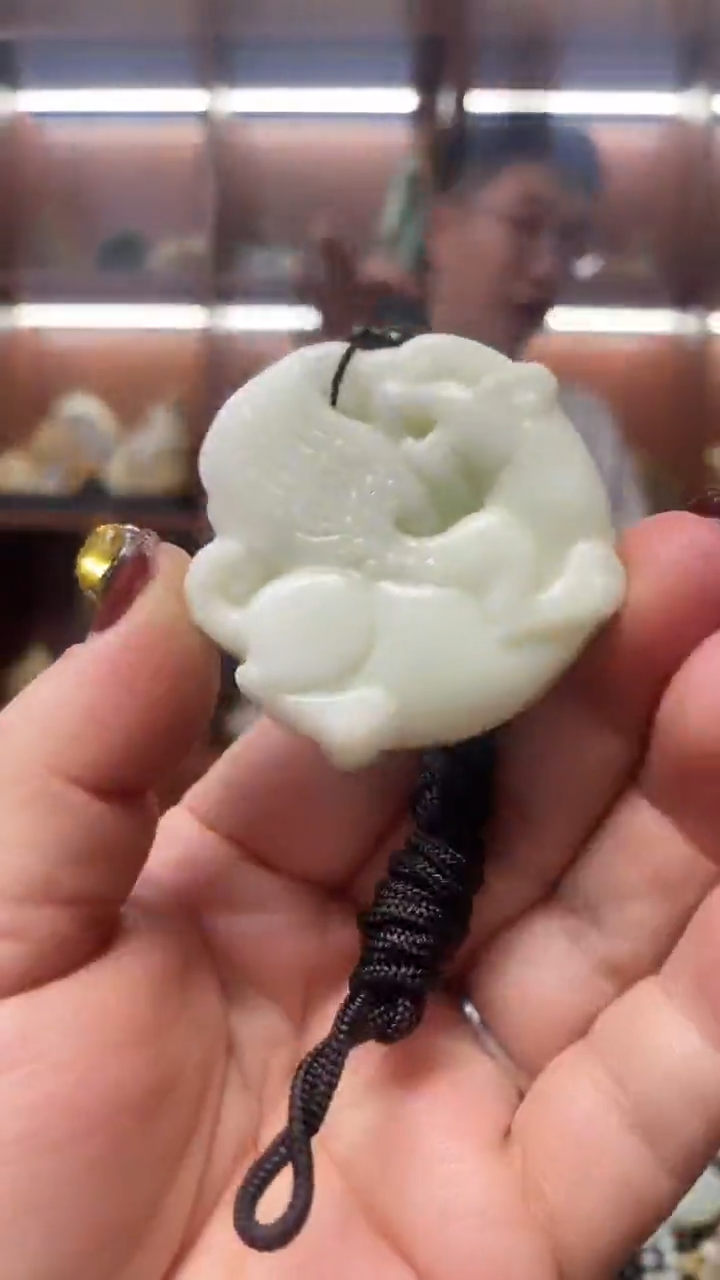 未镶嵌蛇纹石玉吊坠    