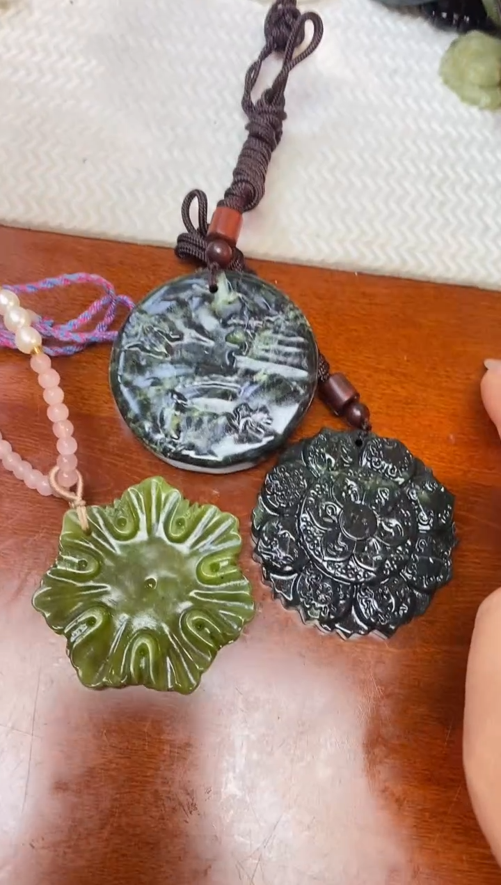 未镶嵌岫玉吊坠拍一发三