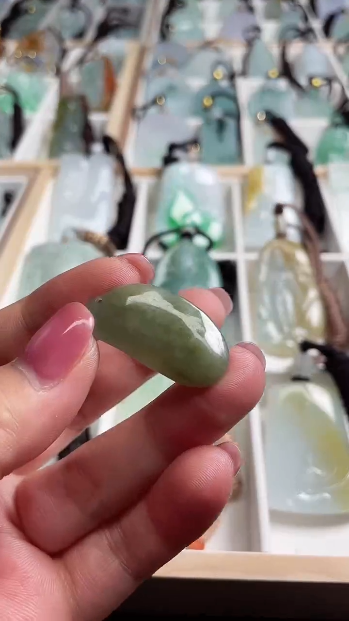 【闪购商品】翡翠颈饰未镶嵌11111111