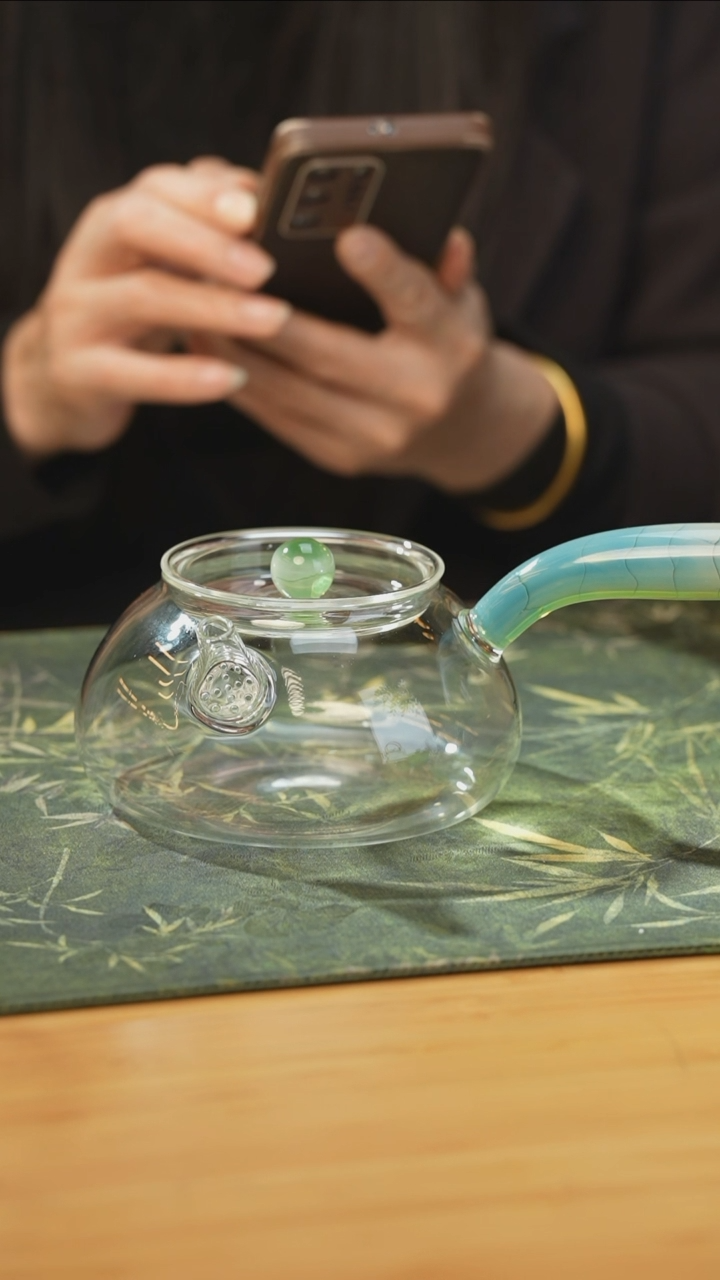 玉见彩云追月绿侧把壶