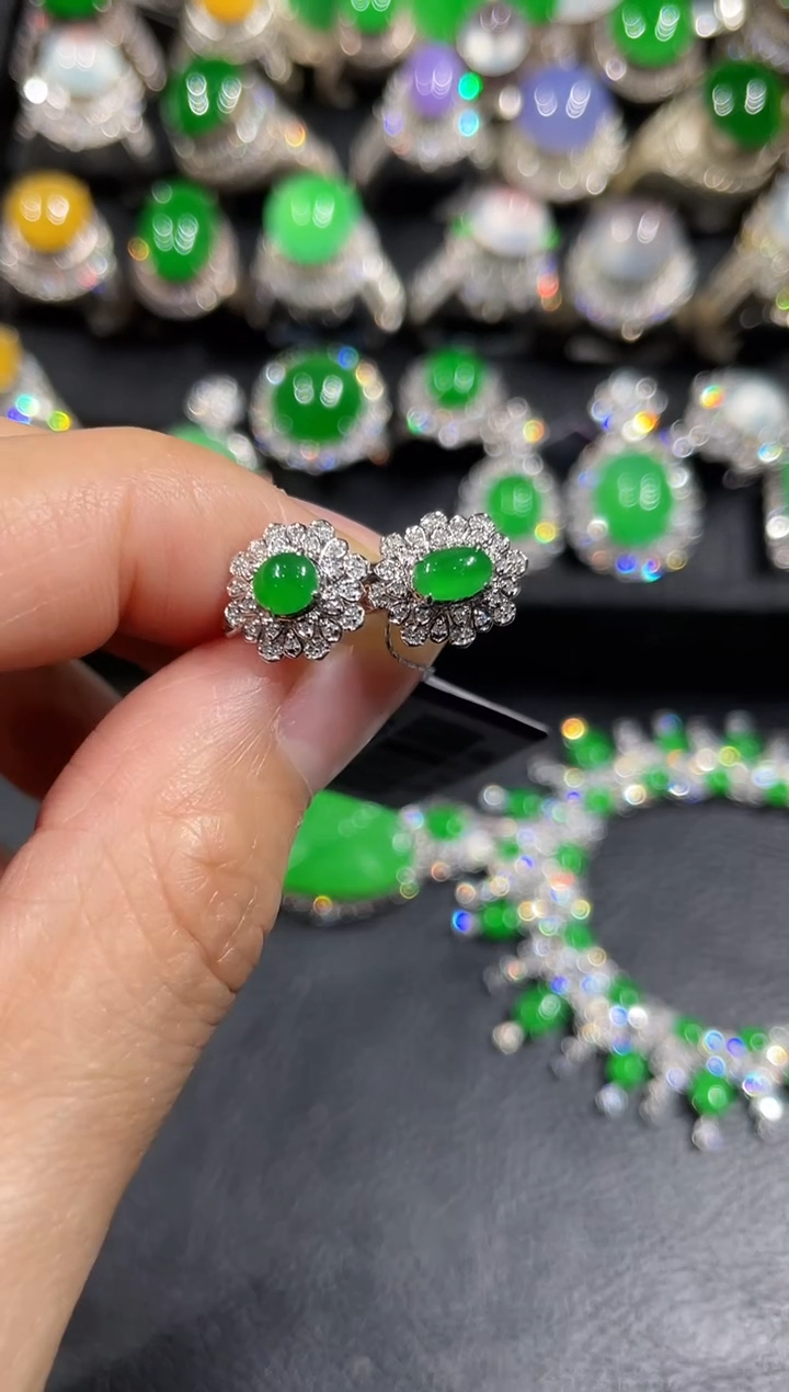 18K金镶嵌翡翠耳饰蛋面