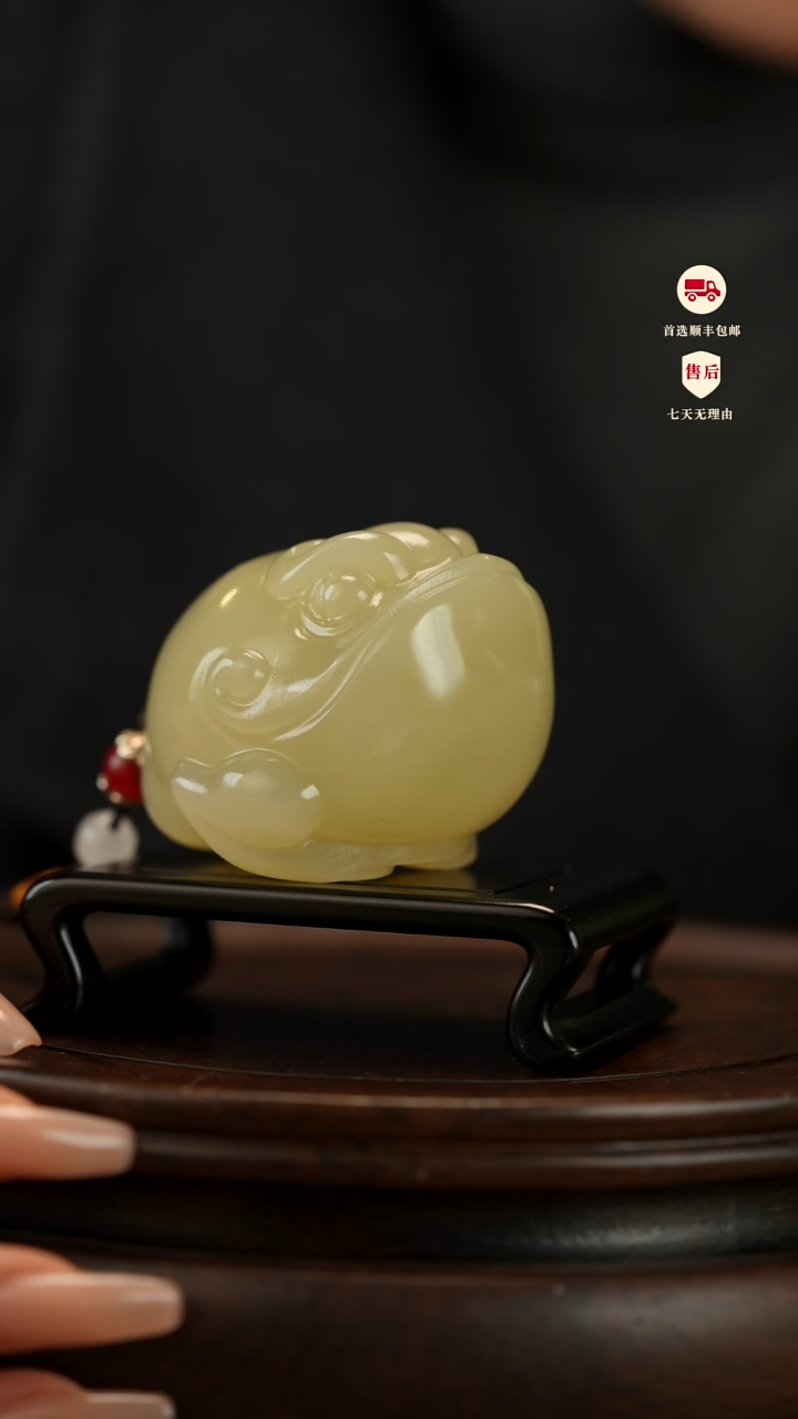 云南石竹叶青雕刻：大嘴金蟾手把件摆件