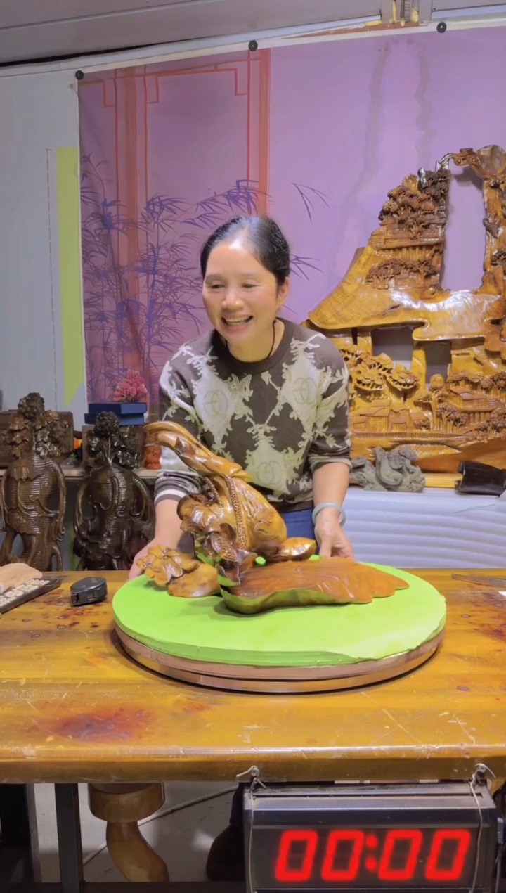 金丝楠巨****）金丝楠木雕刻摆件