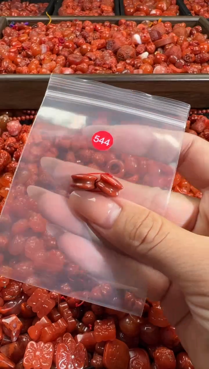 南红玛瑙未镶嵌颈饰1