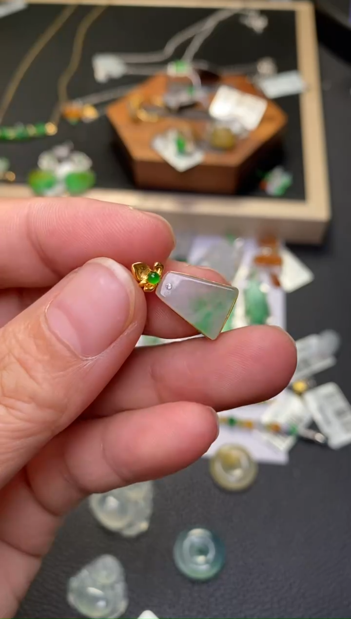 颈饰18K金镶嵌翡翠净货33477