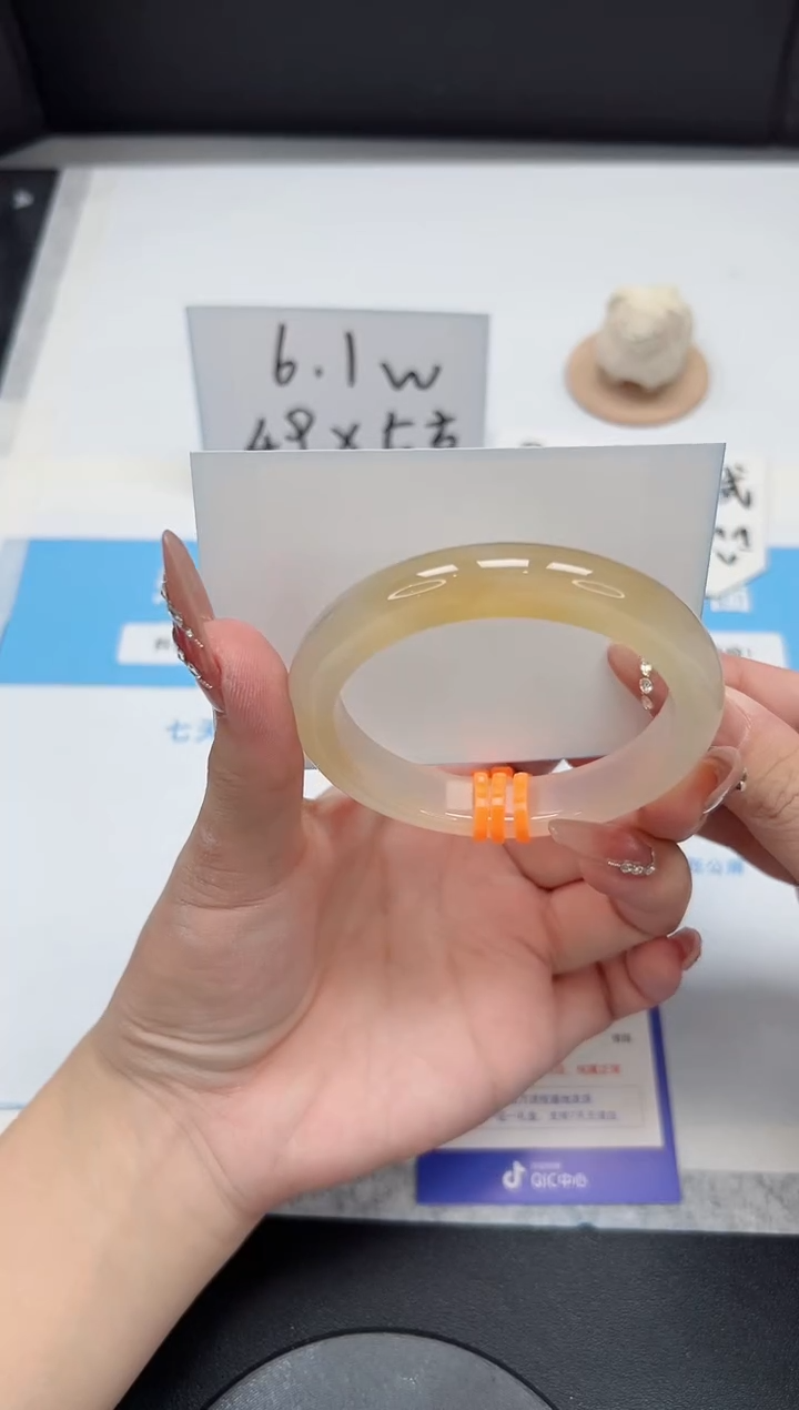 【闪购商品】石英质玉手镯未镶嵌316/56.3香槟