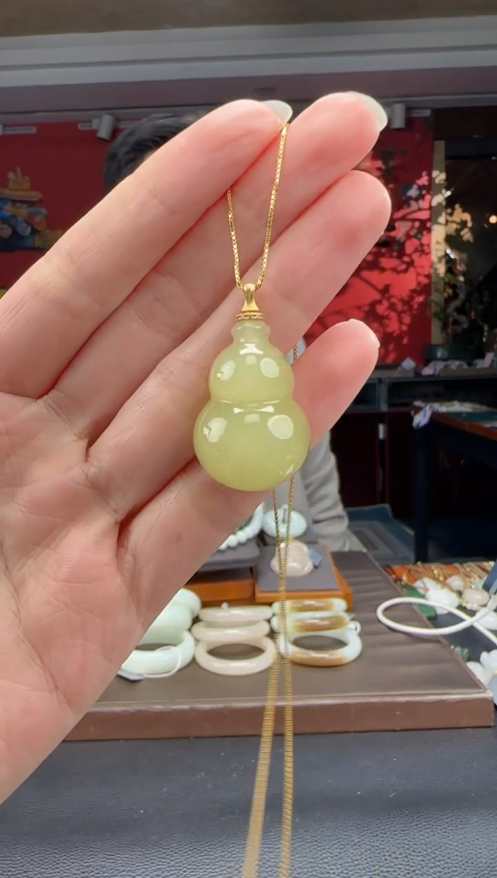 颈饰18K金镶嵌和田玉黄口福禄