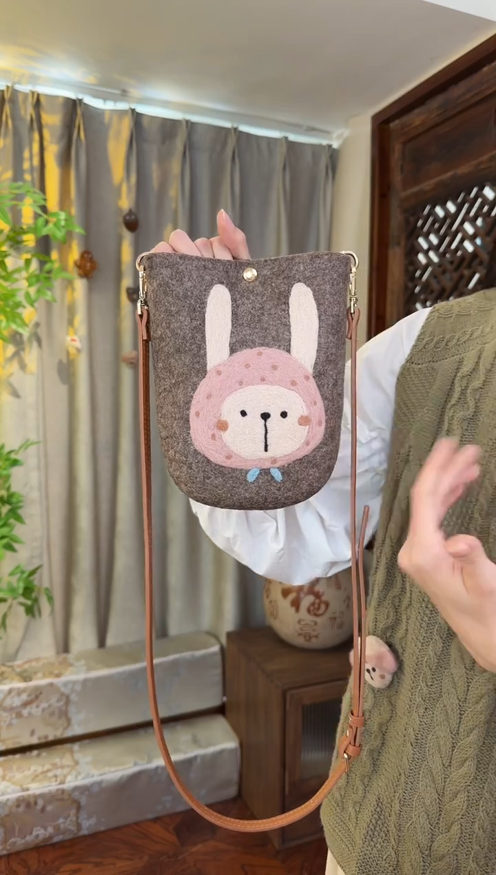 羊毛非遗羊毛毡包 手机包兔子