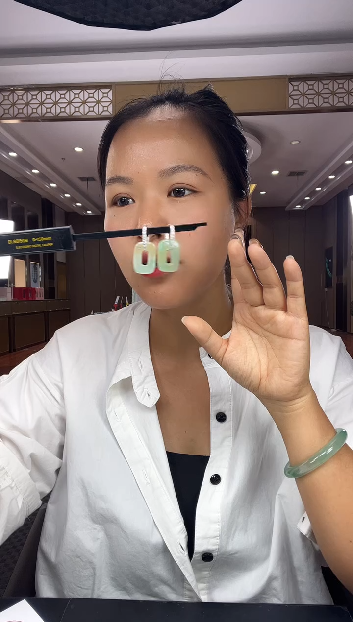 未镶嵌手镯石英质玉1