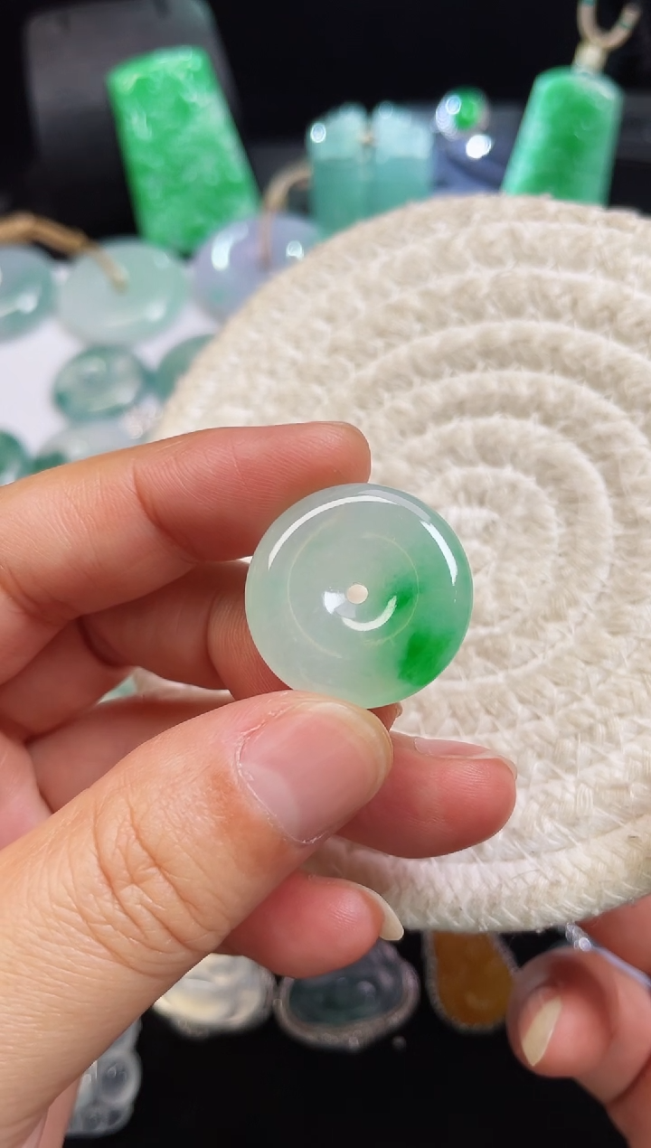 【闪购商品】翡翠未镶嵌颈饰尺寸 24.5  5.4mm