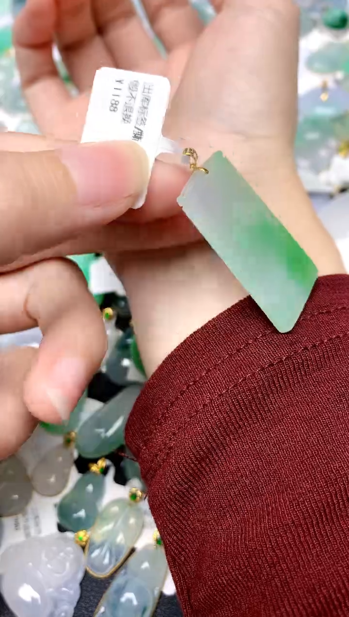 颈饰18K金镶嵌翡翠天然A货翡翠