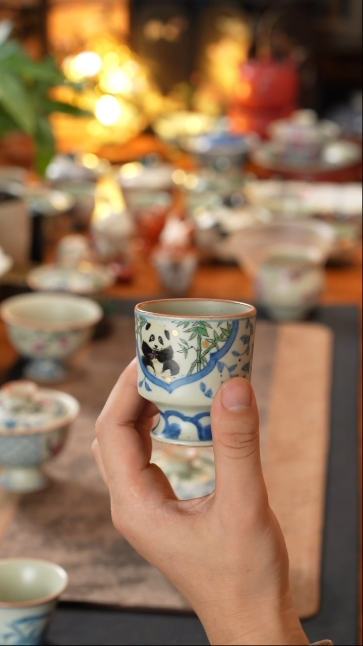 【闪购商品】素谷釉下青花开窗斗彩熊猫竹子主人杯