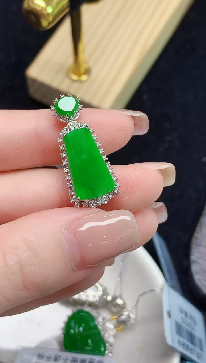 吊坠(不含链)18K金镶嵌翡翠L0575多样性发其一