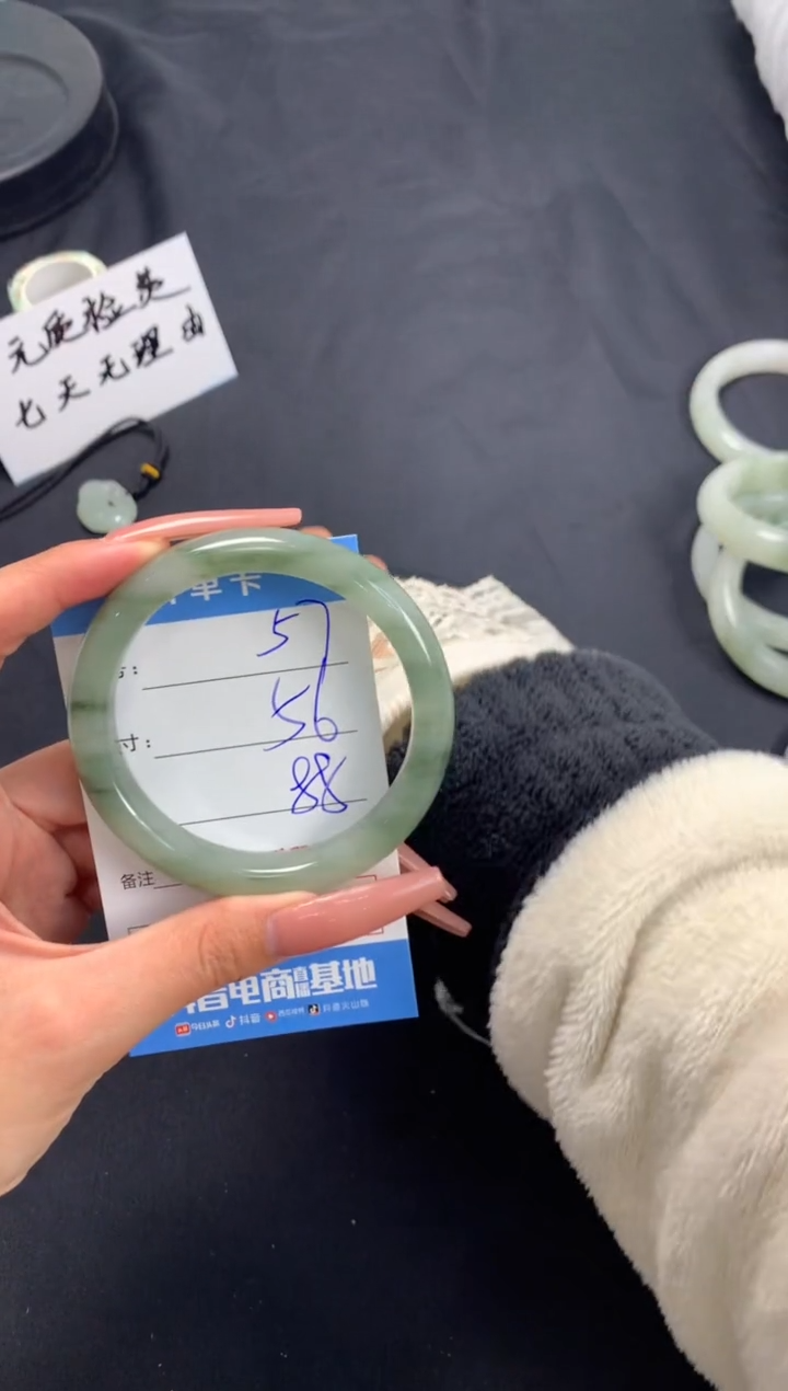 【闪购商品】石英质玉手镯未镶嵌A57