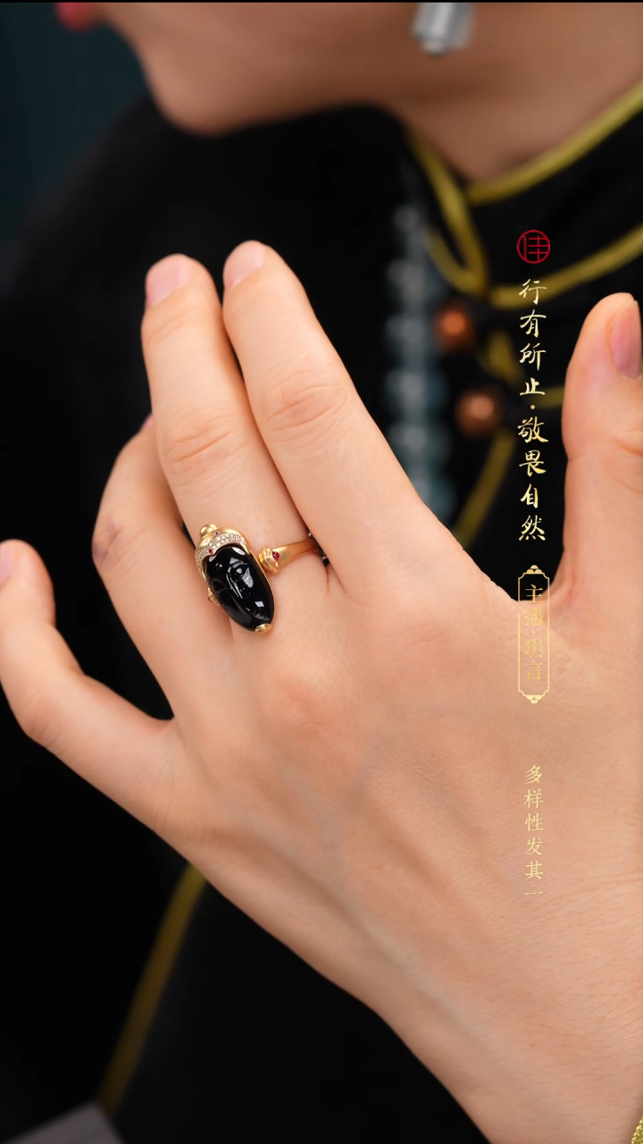 颈饰18K金镶嵌翡翠戒指