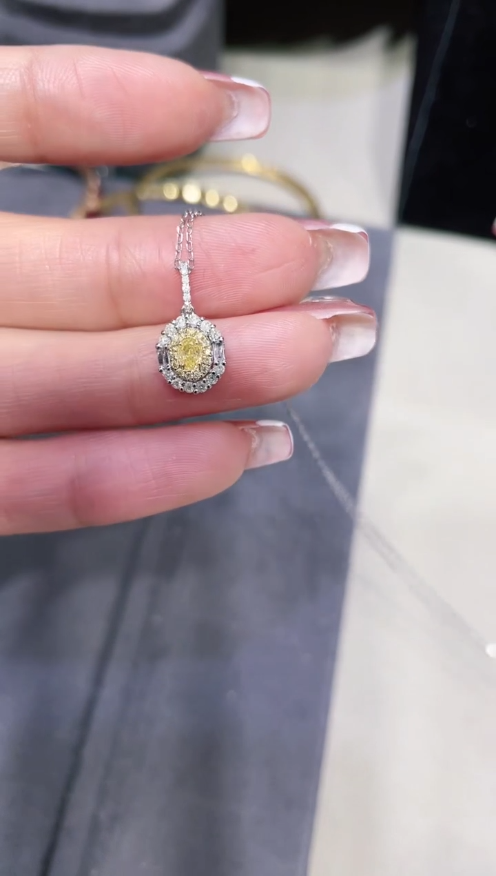 18K金镶嵌钻石项链