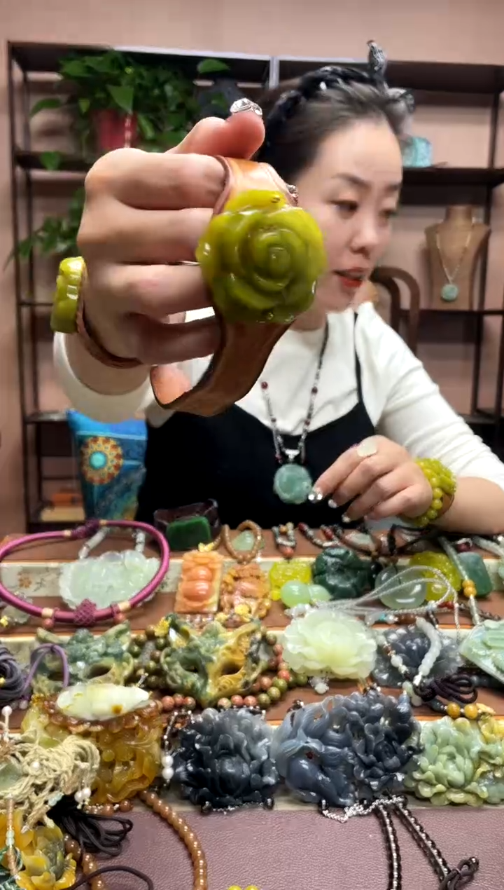 未镶嵌岫玉吊坠多样性发货发其中之一