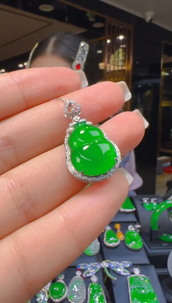 吊坠(赠链)18K金镶嵌翡翠069   
