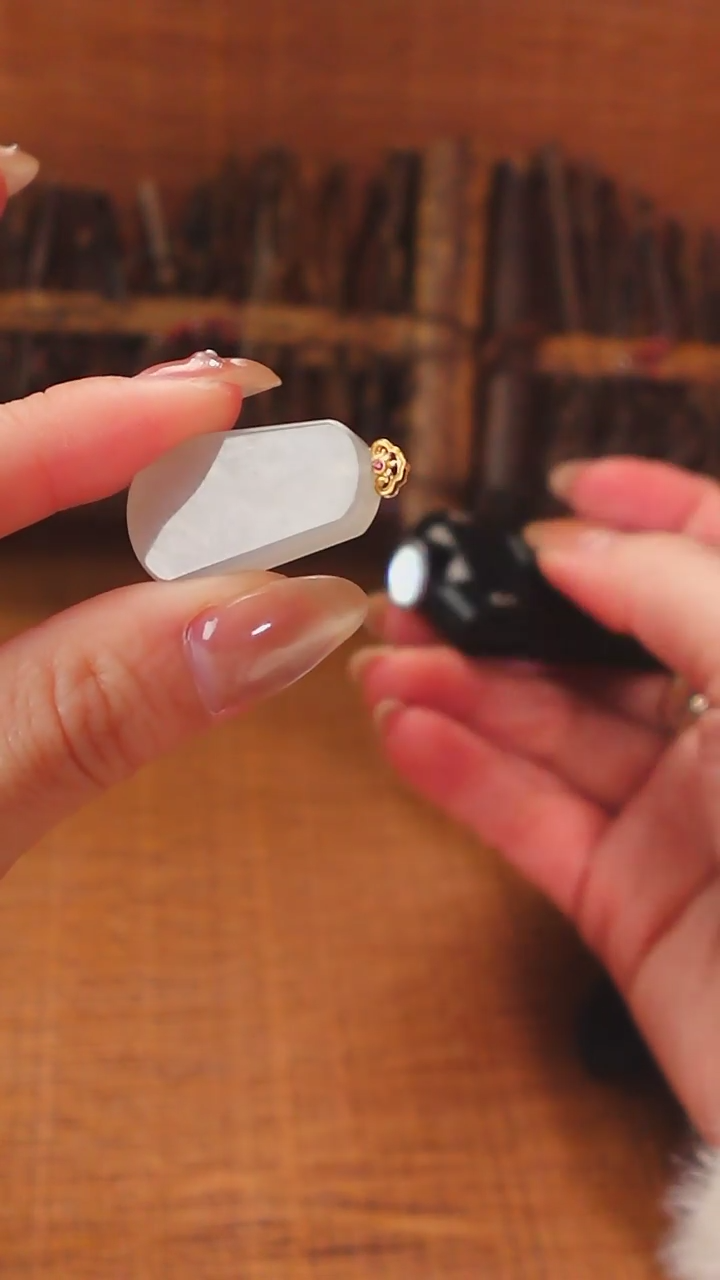 【闪购商品】和田玉吊坠(赠链)18K金镶嵌配