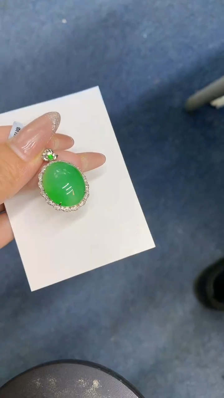 颈饰18K金镶嵌翡翠1