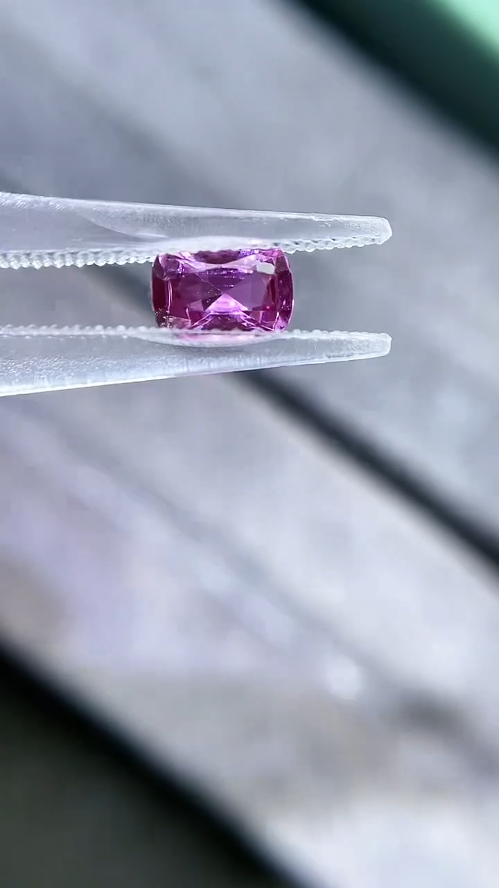 【闪购商品】定制蓝宝石定制未镶嵌0.635克拉天然无烧紫色强荧光