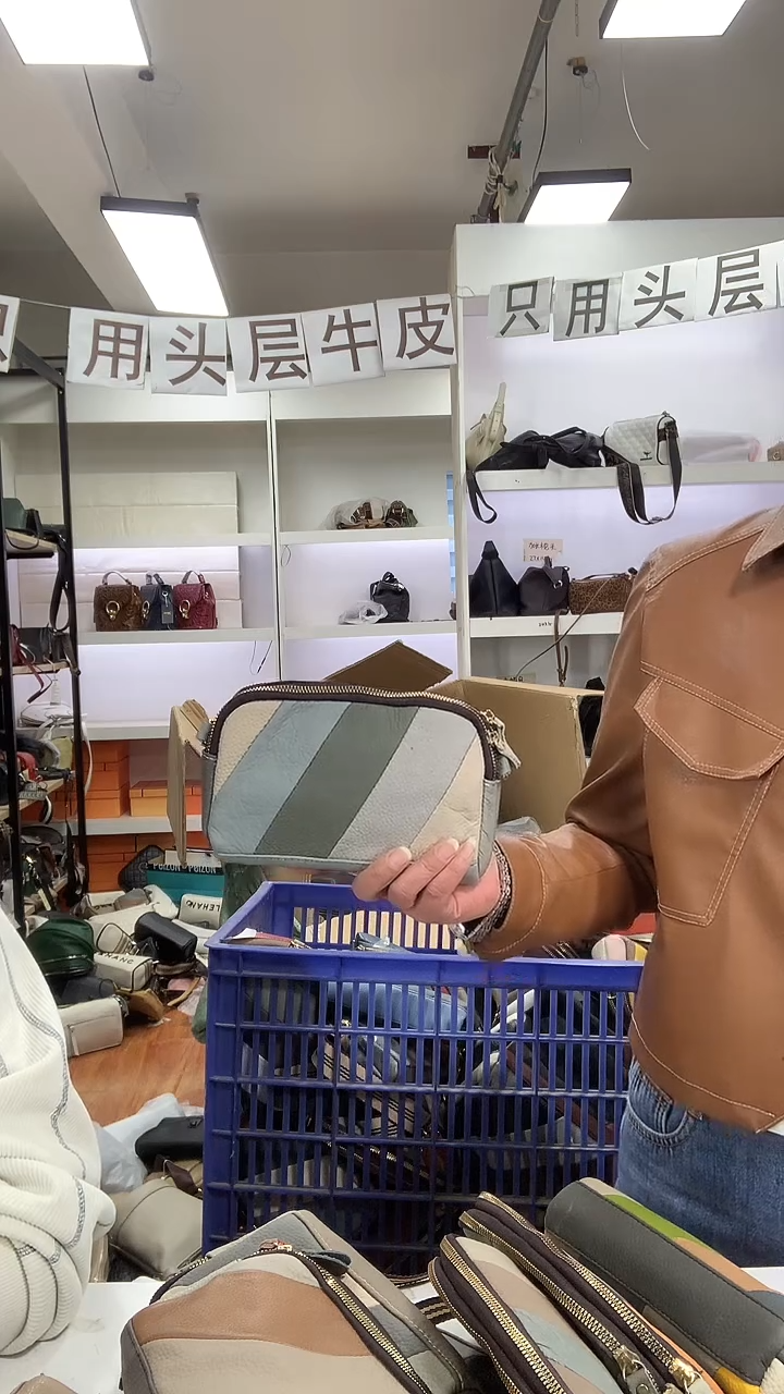 头层牛皮清货微瑕 拼色手拿包