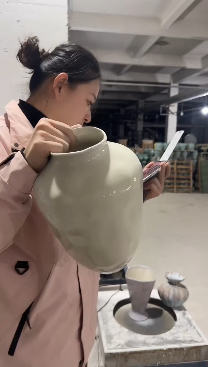 白色手工基础款陶瓷瓶