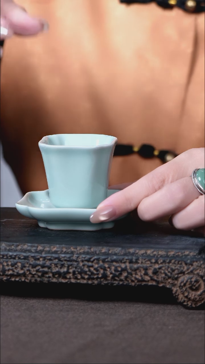 闻香四方杯      官釉