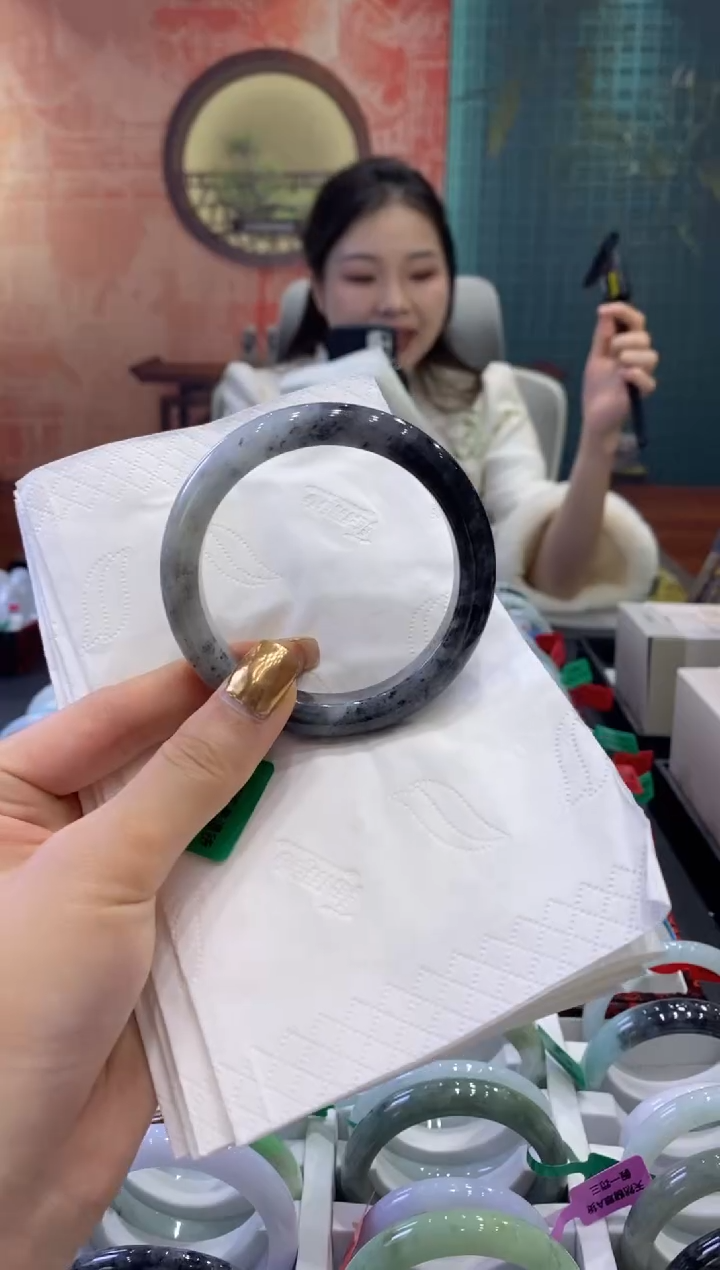 【闪购商品】翡翠手镯未镶嵌多人17036