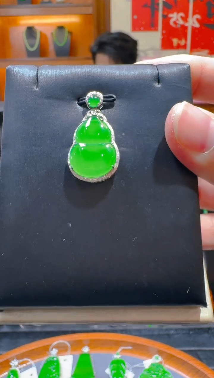【闪购商品】翡翠吊坠(赠链)18K金镶嵌天然A货翡翠