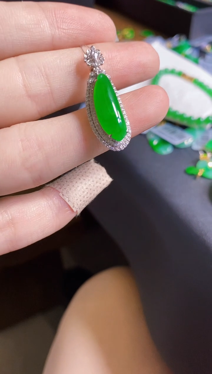 翡翠18K金镶嵌颈饰瓜