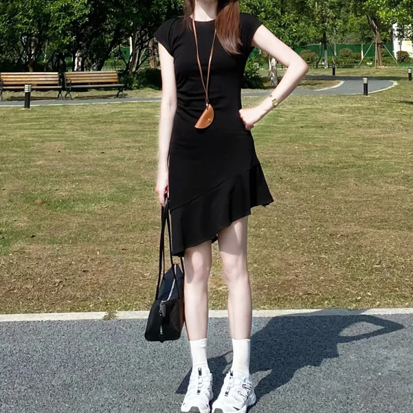 亦声掐腰连衣裙女夏设计感不规则荷叶边显瘦圆领小黑裙芭蕾舞LYP