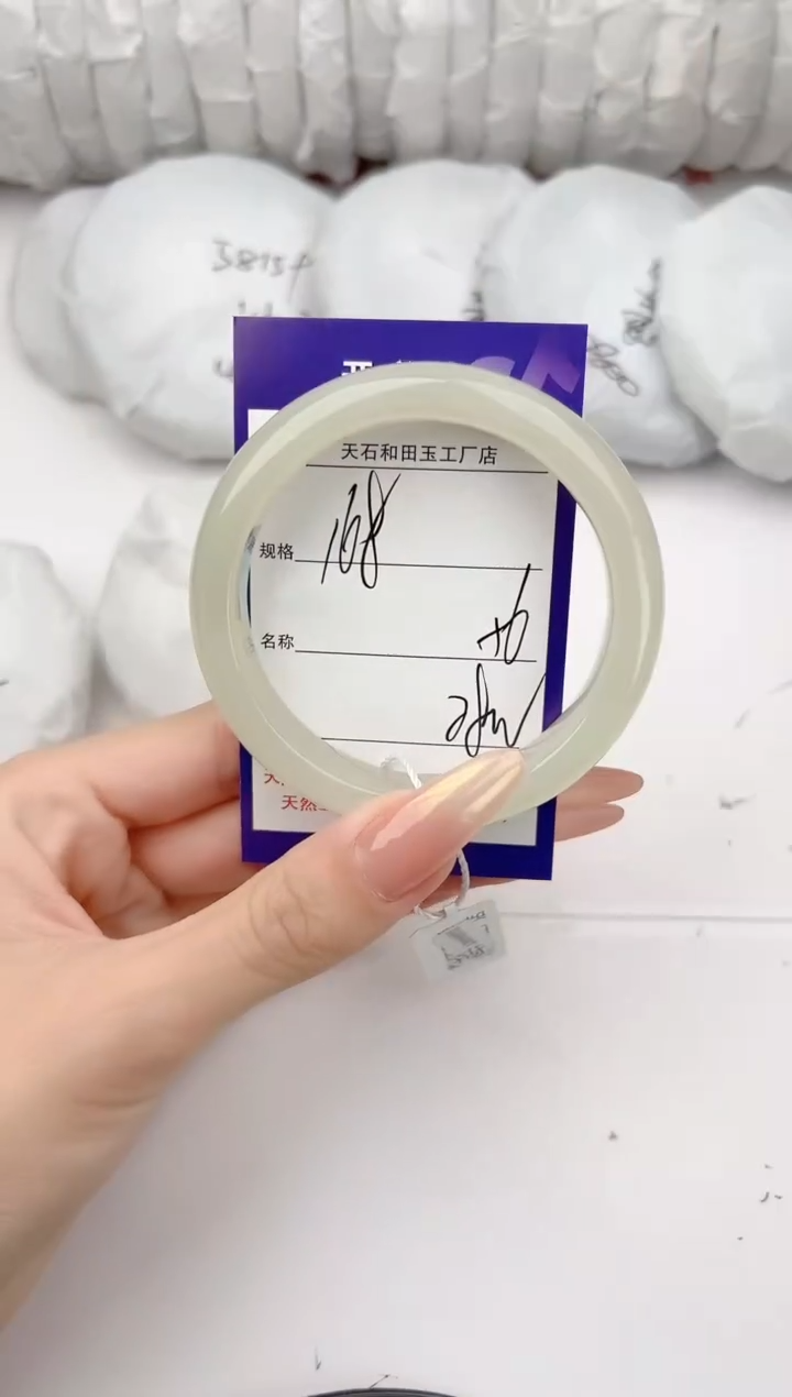 和田玉手镯未镶嵌168颜色微差无瑕疵