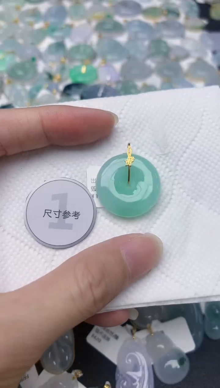 颈饰18K金镶嵌翡翠天然A货翡翠
