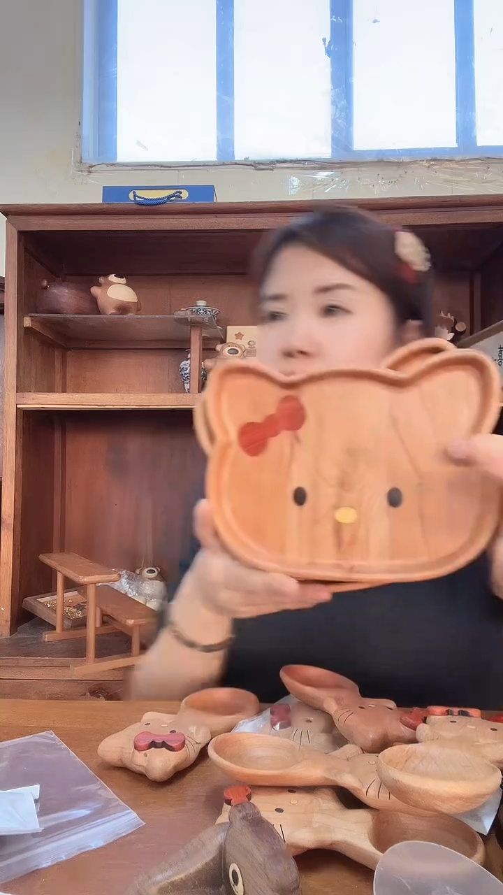 木凯蒂猫盘子 瑕疵