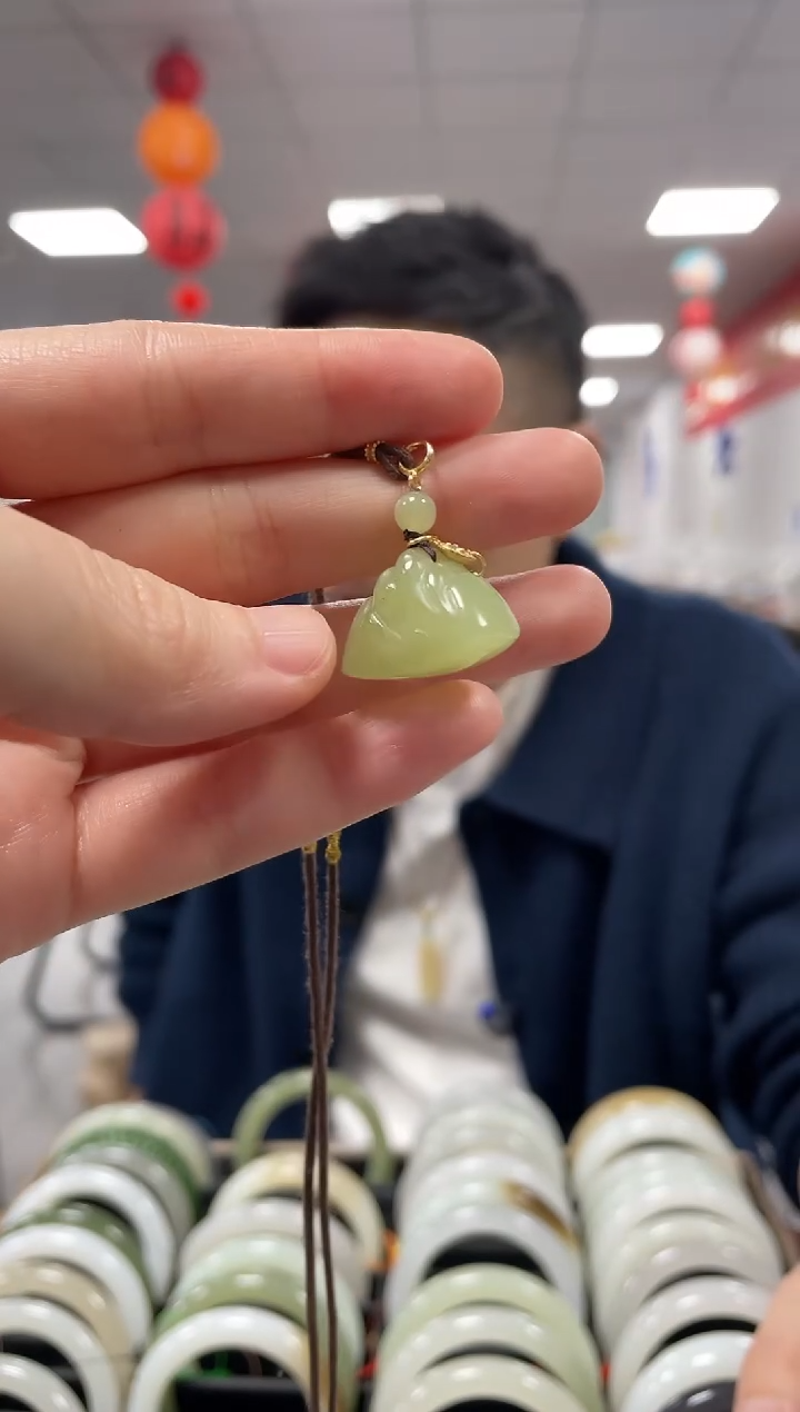 颈饰银S925镶嵌和田玉翠黄靠山挂件一件