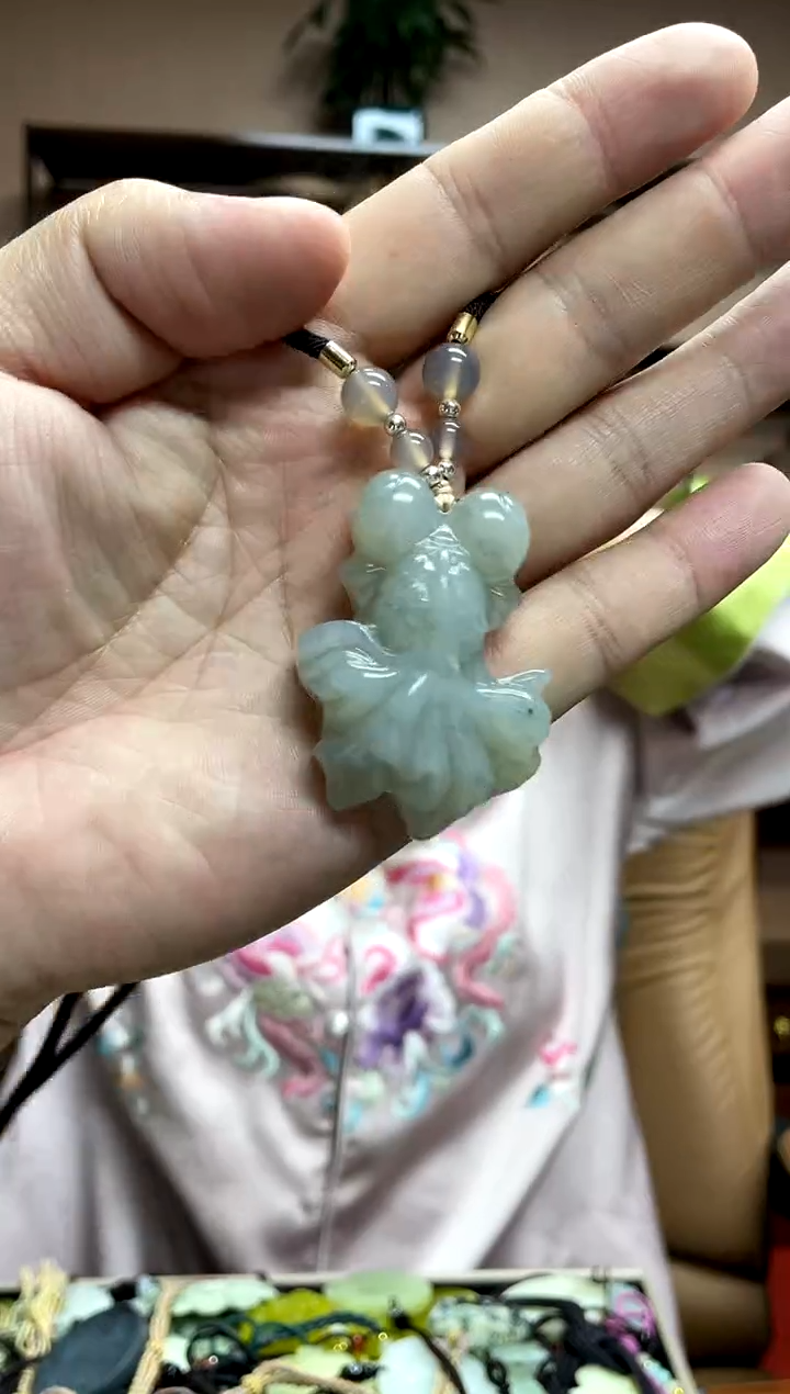 岫玉未镶嵌吊坠·