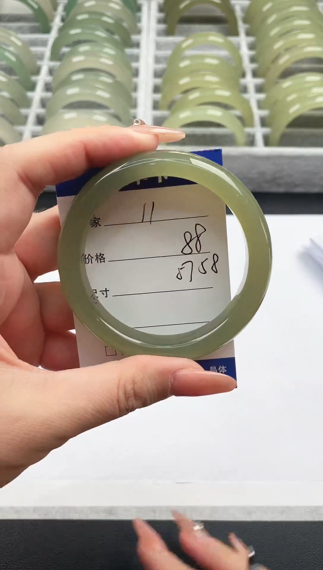 未镶嵌手镯石英质玉湖水绿