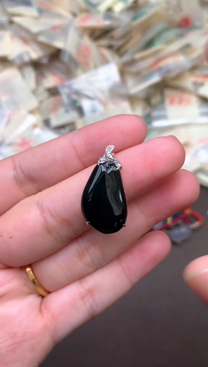 18K金镶嵌挂件翡翠— 