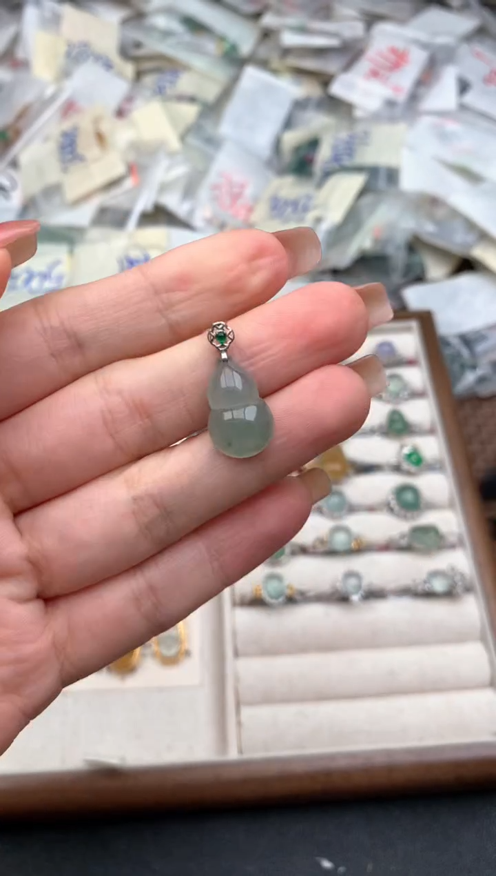 18K金镶嵌挂件翡翠一