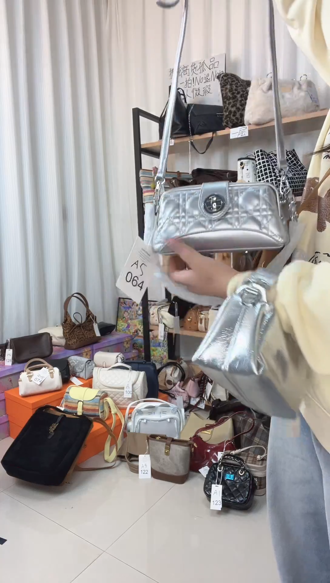 PU064夹口银色斜挎包