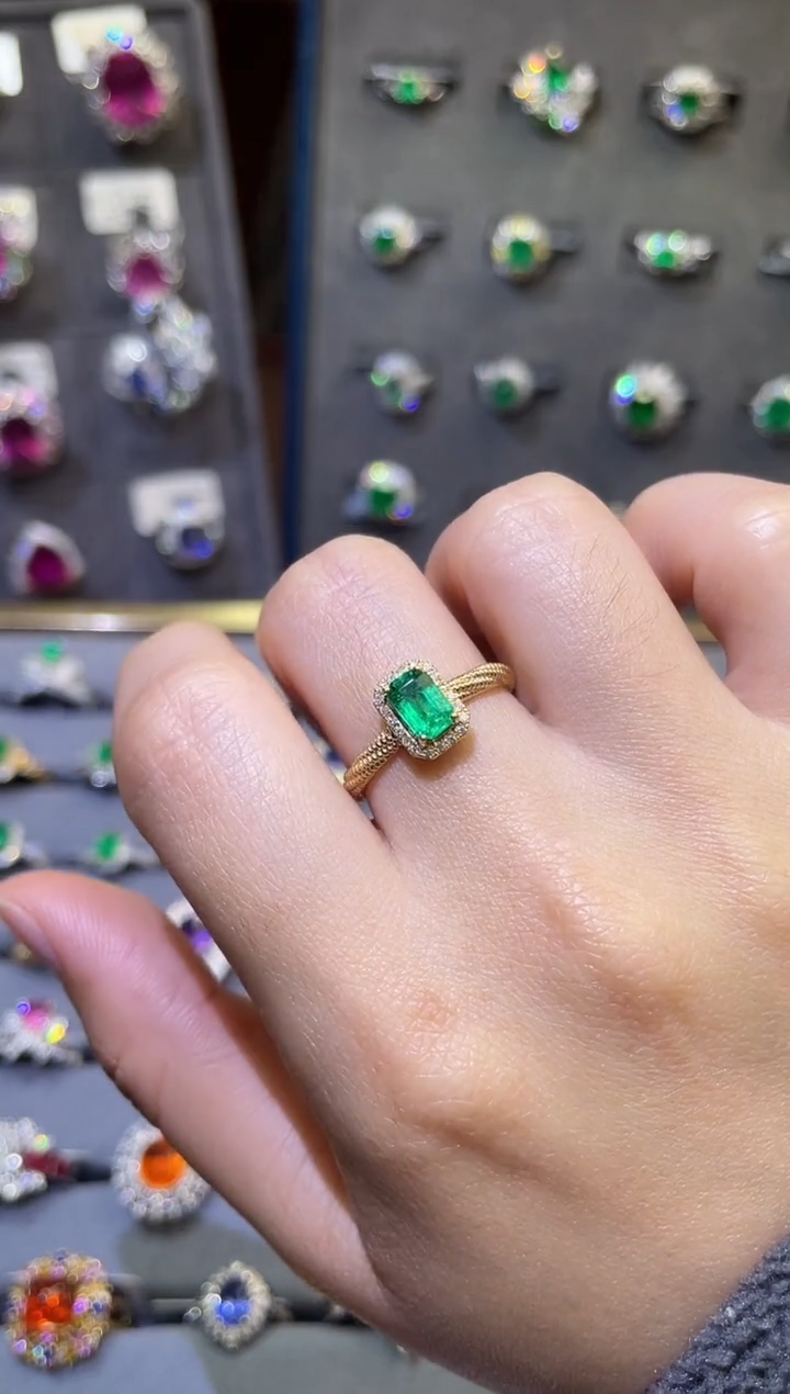 【闪购商品】祖母绿戒指18K金镶嵌0.59ct