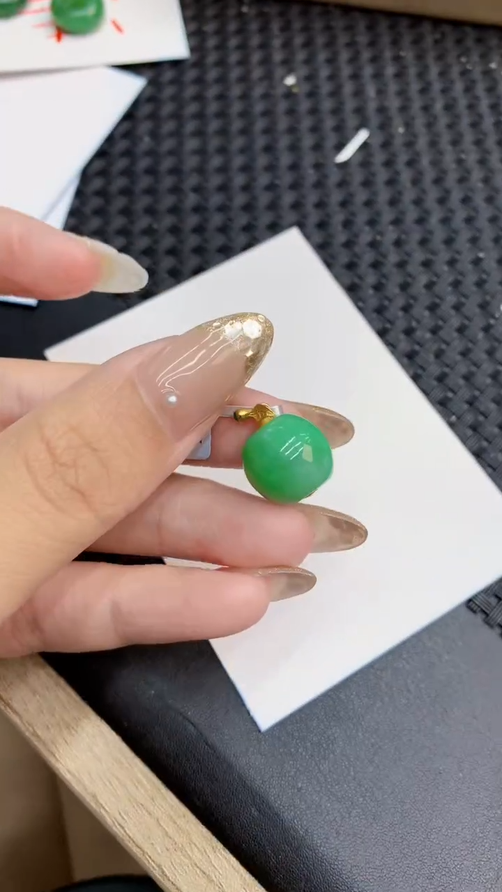 翡翠18K金镶嵌颈饰             8